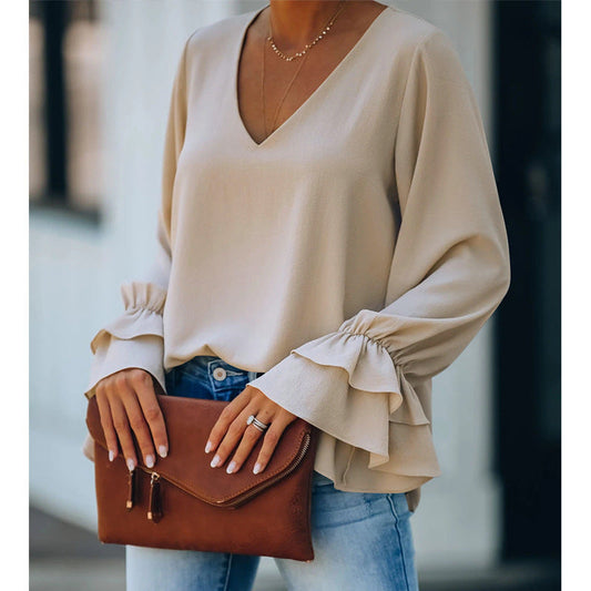 Elegantní top s výstřihem do V a volánky od Zarusova