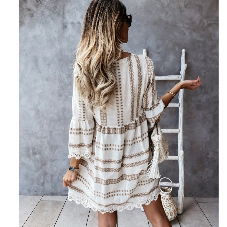 Letní šaty s výstřihem do V od Zarusova s krajkou a manžetami v boho stylu