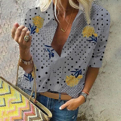 Elegantní květinově tečkovaný top s výstřihem do V od Zarusova