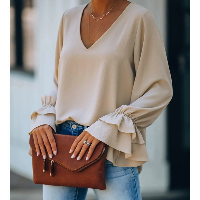 Elegantní top s výstřihem do V a volánky od Zarusova