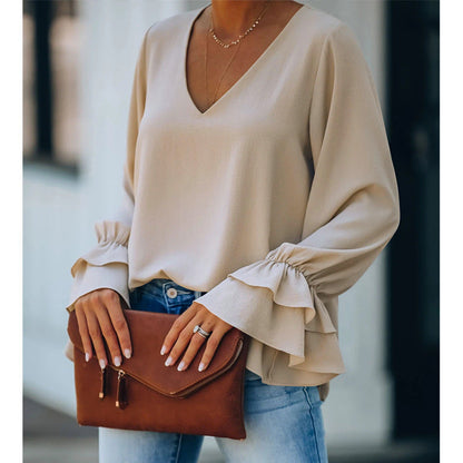 Elegantní top s výstřihem do V a volánky od Zarusova