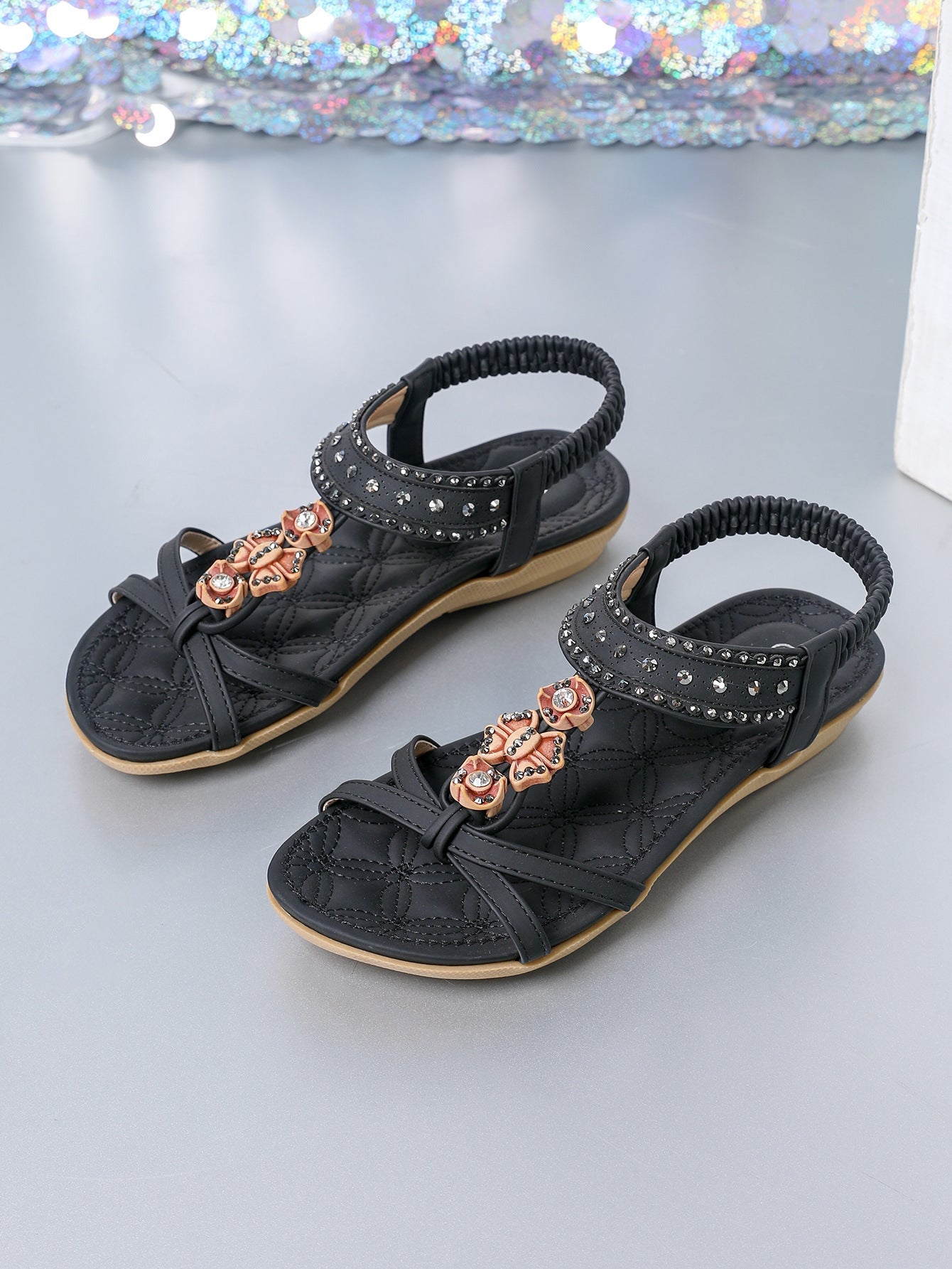 Elegantní diamantové ploché sandály od Zarusova