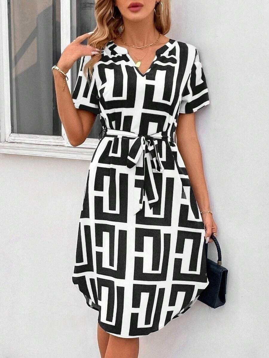 Elegantní pruhované midi šaty Zarusova s výstřihem do V