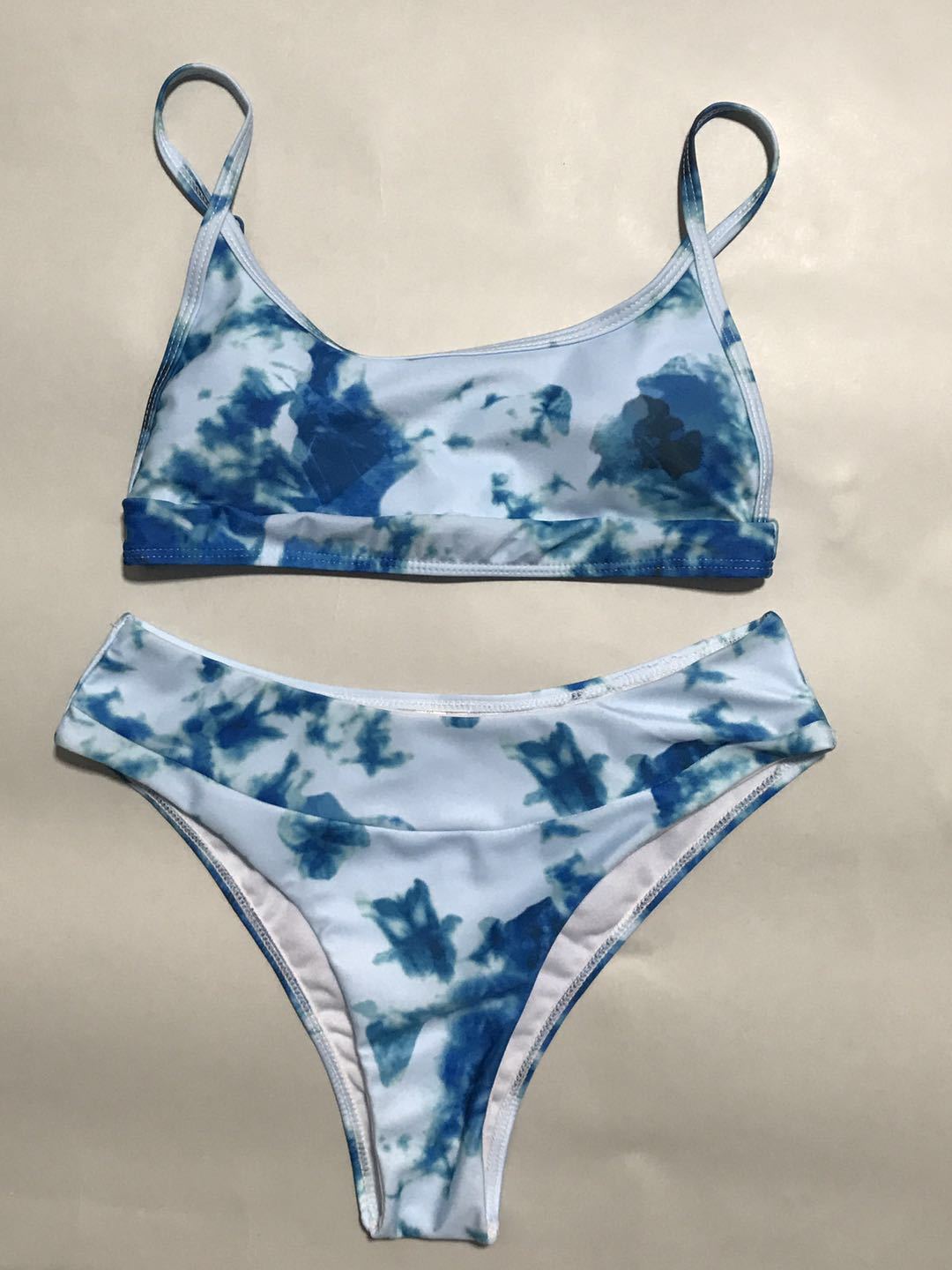Bikiny s vysokým pasem a gradientním vzorem od Zarusova