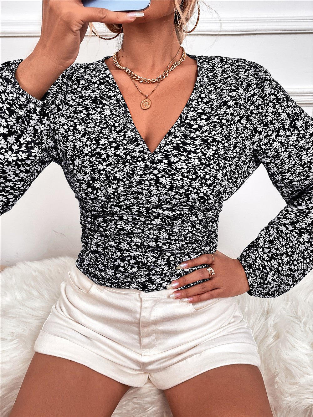 Elegantní květinový top s dlouhým rukávem a výstřihem do V od Zarusova