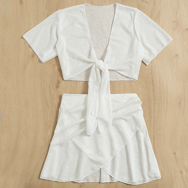 Elegantní bílý set bikin s rozděleným výstřihem od Zarusova