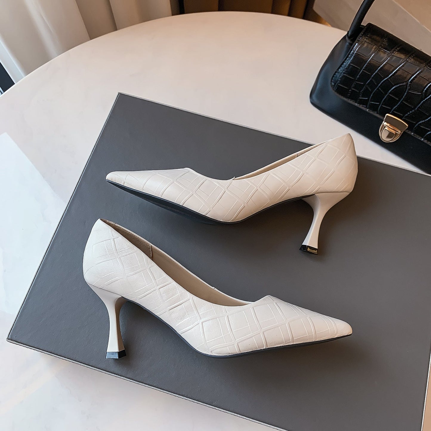 Elegantní špičaté podpatky z ovčí kůže od Zarusova