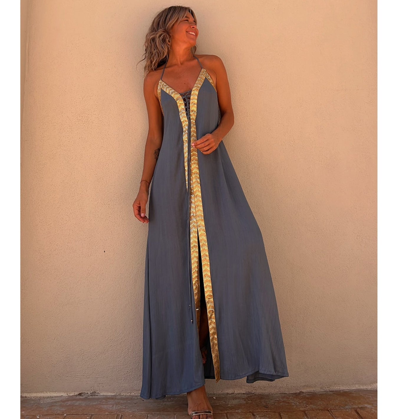 Elegantní šněrovací šaty s výstřihem do V od Zarusova