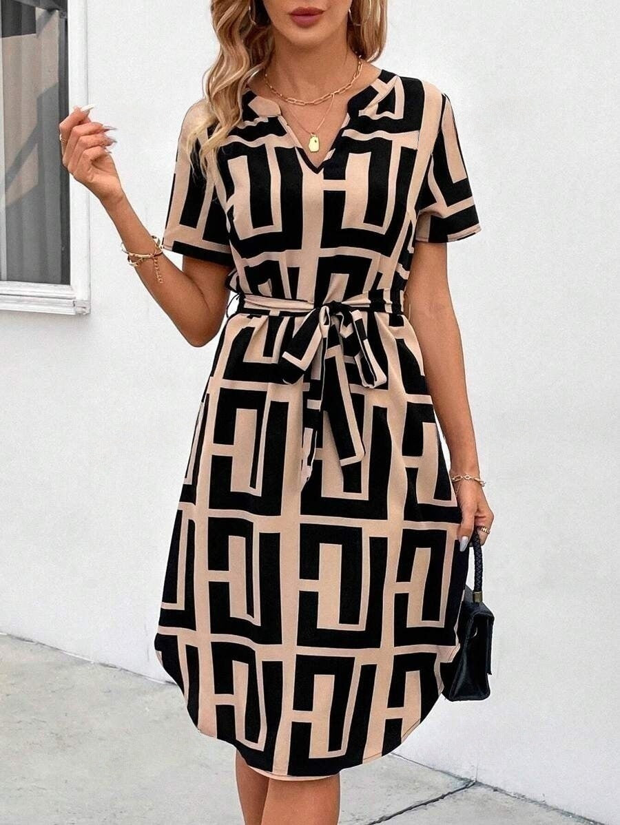 Elegantní pruhované midi šaty Zarusova s výstřihem do V