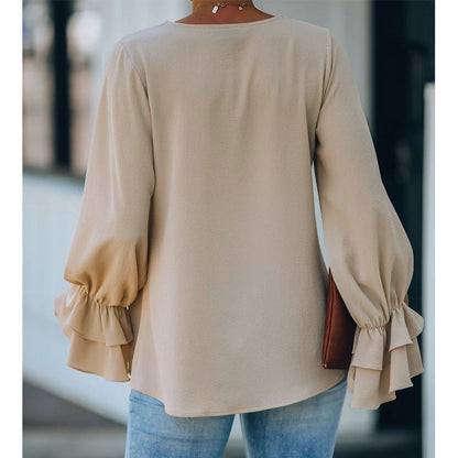 Elegantní top s výstřihem do V a volánky od Zarusova