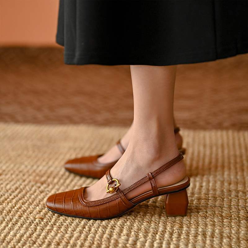 Elegantní boty Mary Jane s hranatou špičkou od Zarusova