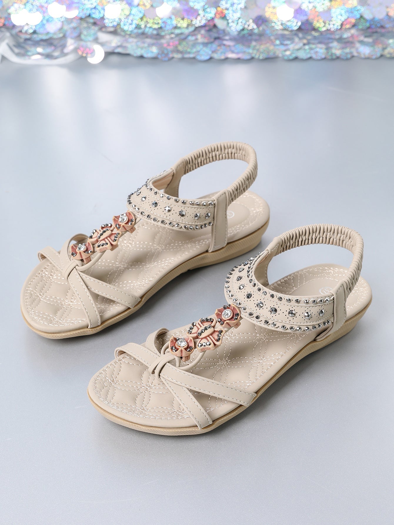 Elegantní diamantové ploché sandály od Zarusova