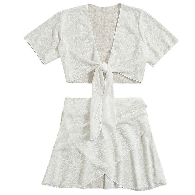 Elegantní bílý set bikin s rozděleným výstřihem od Zarusova