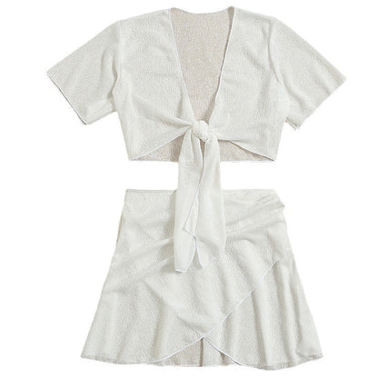 Elegantní bílý set bikin s rozděleným výstřihem od Zarusova